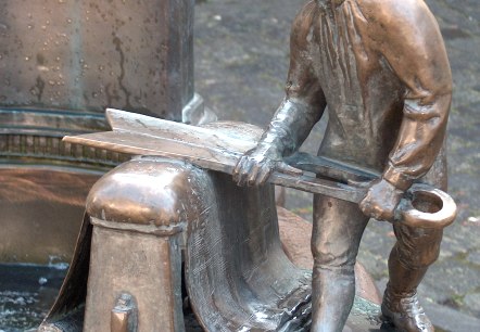 Tuchmacherbrunnen auf dem Monschauer Maktplatz, © Monschau-Touristik Tuchmacherbrunnen auf dem Monschauer Maktplatz, © Monschau-Touristik