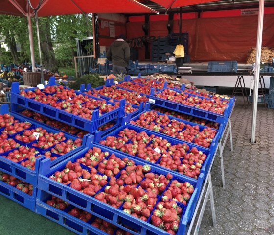 Frische Erdbeeren am Marktstand, © Rudi Schmitz