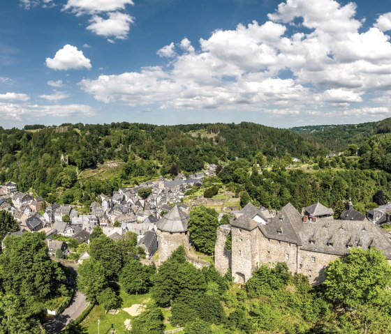 Blick auf Monschau mit Burg, © Eifel Tourismus GmbH, Dominik Ketz