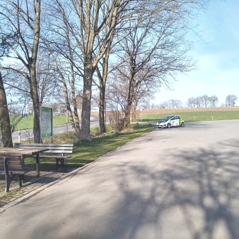 Wandelaars parkeerplaats Sovjet oorlogskerkhof, © Rursee-Touristik GmbH