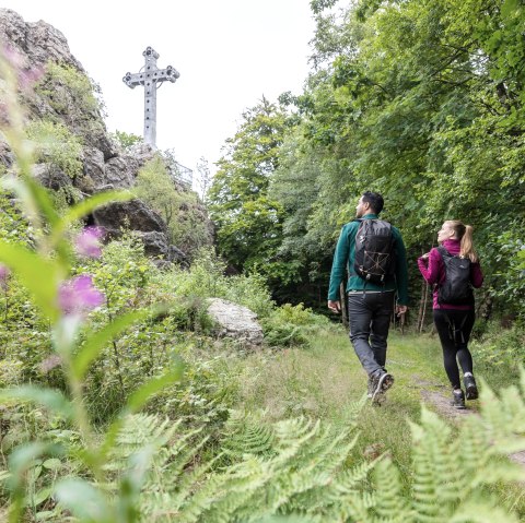 Wandelaars bij het kruis op de vennen, © Eifel Tourismus GmbH, AR - shapefruit AG