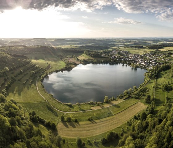 Powerful volcanic landscape at the Schalkenmehren maar - Eifelsteig trail, © Eifel Tourismus GmbH, D. Ketz
