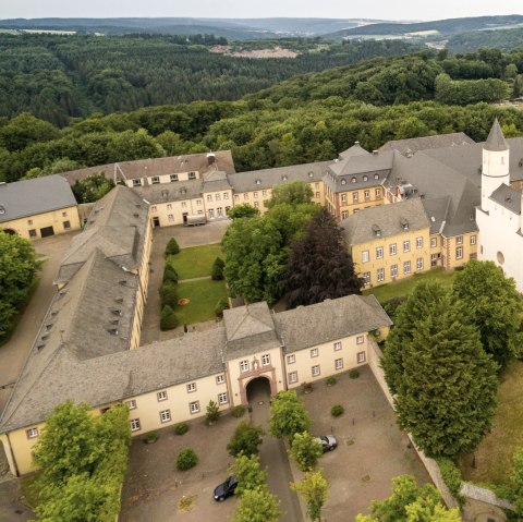 Aerial view of Steinfeld Monastery on the Eifelsteig trail, © Eifel Tourismus/D. Ketz