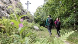 Wanderer beim Kreuz am Venn, © Eifel Tourismus GmbH, AR - shapefruit AG
