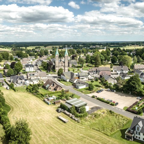 Kalterherberg avec la cathédrale de l'Eifel, © Eifel-Tourismus GmbH, Dominik Ketz