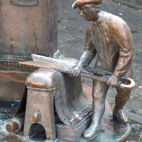 Clothmaker's fountain on the Monschau market square, © Monschau-Touristik